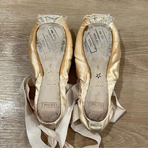 dead pointe shoes